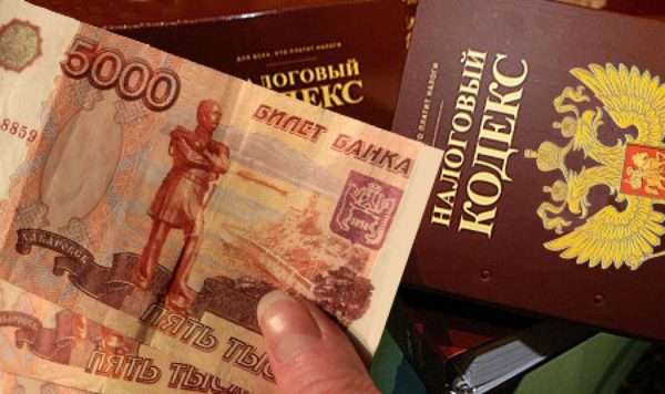 Налоговый кодекс и 5000 рублей в руках