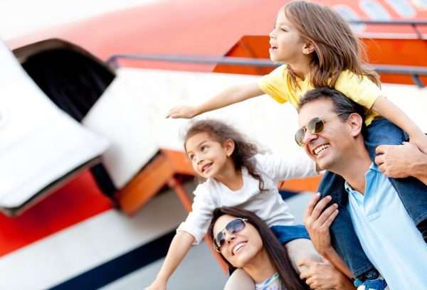 Дети с родителями возле самолёта