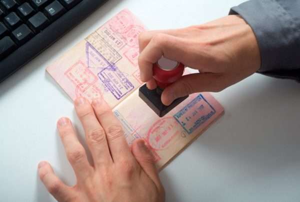 Пограничник ставит тамп в паспорт