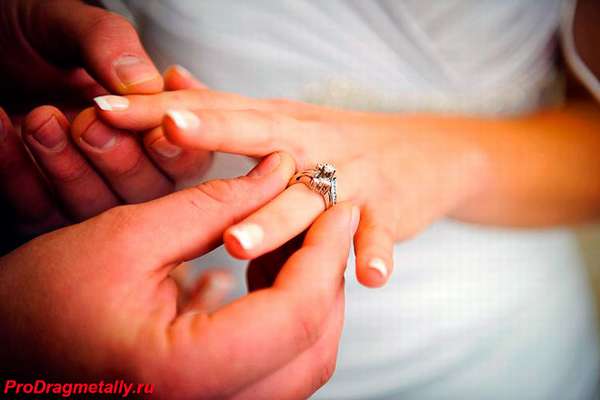 Обручальное кольцо на пальце невесты