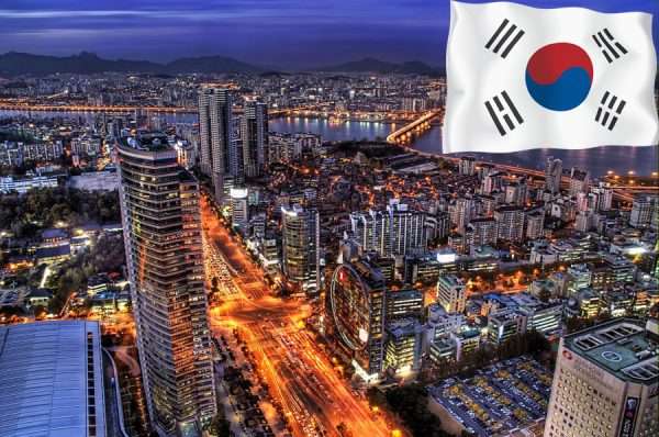 Ночной Сеул и флаг Южной Кореи