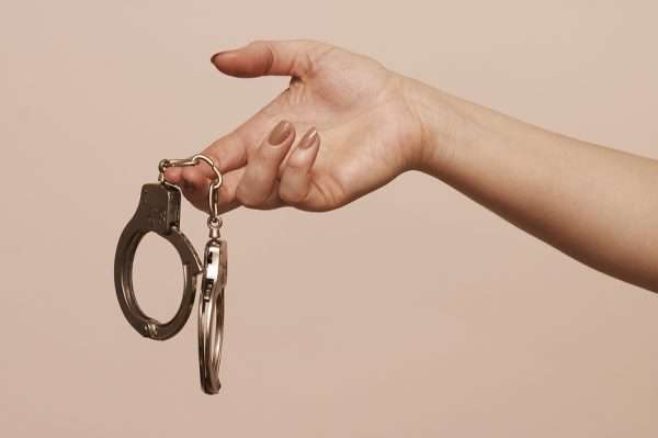 наручники в женской руке