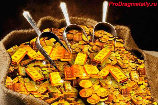 Золотые слитки и монеты в мешке