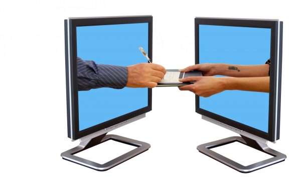 Два компьютерных монитора и торчащие из них руки