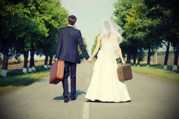 Жених и невеста с чемоданами