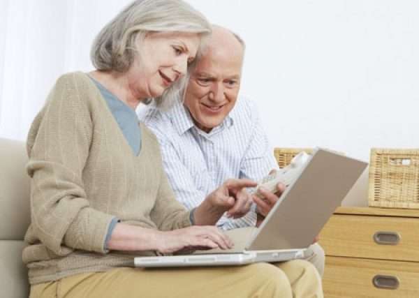 Пенсионеры за ноутбуком